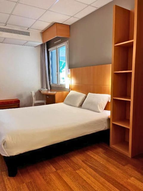 Standard Room, 1 Double Bed, Accessible | Desk, soundproofing, iron/ironing board, free cribs/infant beds