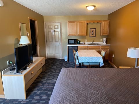 Economy Suite, 1 King Bed, Kitchenette | Premium bedding, pillowtop beds, blackout drapes, rollaway beds
