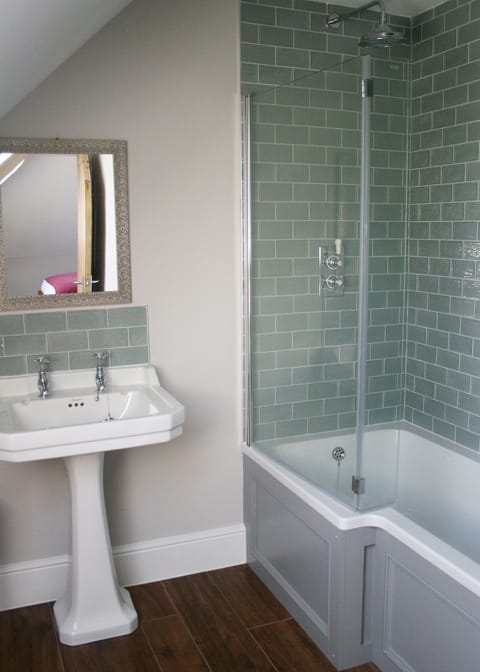 Standard Double Room, 1 King Bed, Ensuite (Bella's Sweet) | Deep soaking bathtub