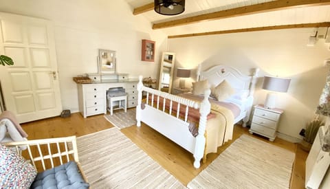Cabin | Premium bedding, iron/ironing board, free WiFi