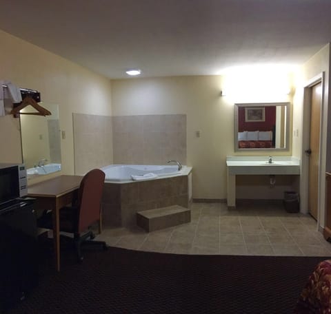 Classic Suite, 1 King Bed, Non Smoking, Jetted Tub | Jetted tub