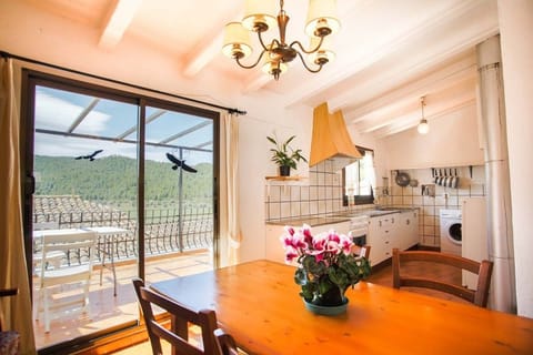 House, 4 Bedrooms | In-room dining