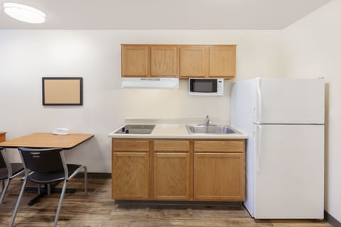 Full-size fridge, microwave, stovetop