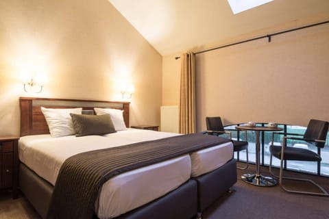 Premium bedding, free minibar items, in-room safe, desk