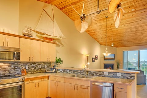 Luxury Condo, 2 Bedrooms, Resort View | Private kitchen | Fridge, microwave, coffee/tea maker