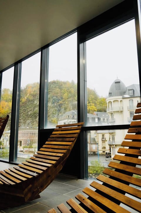 Body treatments, 1 treatment room, massages