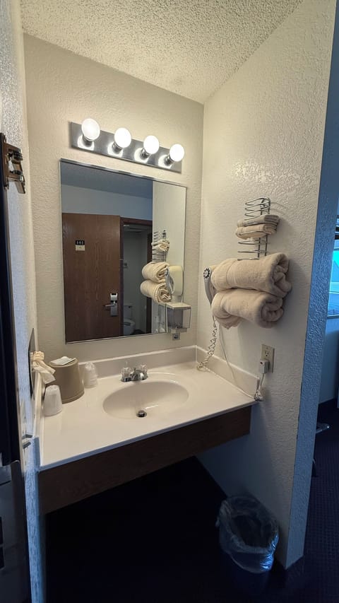 Combined shower/tub, free toiletries, hair dryer