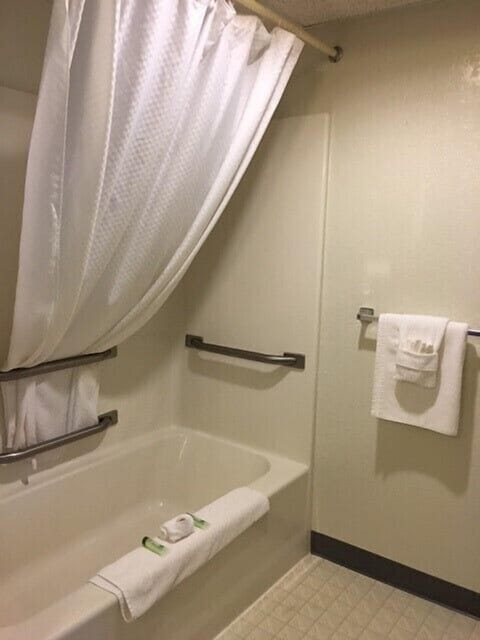 Combined shower/tub, free toiletries, hair dryer