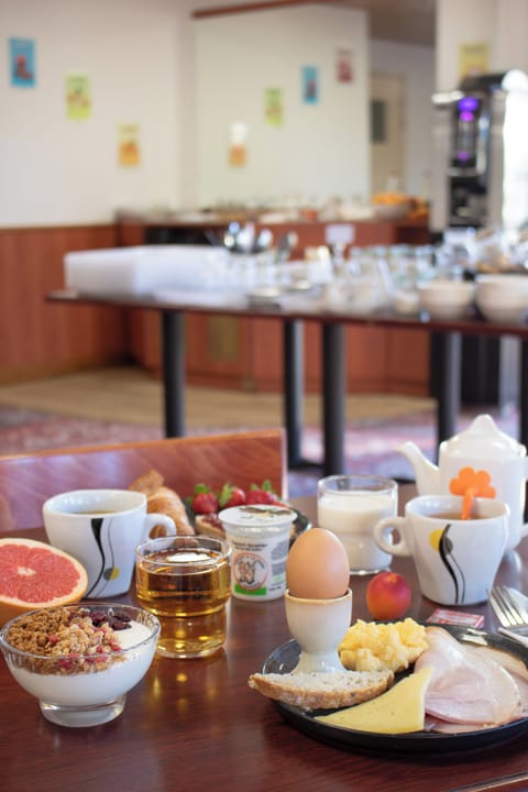Daily buffet breakfast for a fee