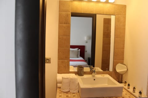 Standard Double Room | Bathroom | Shower, rainfall showerhead, hair dryer, towels