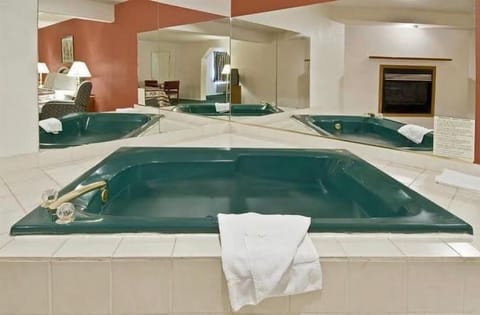 Standard Room, 1 King Bed, Non Smoking, Jetted Tub | Bathroom | Towels