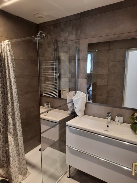 Double Room | Bathroom | Free toiletries, hair dryer, towels