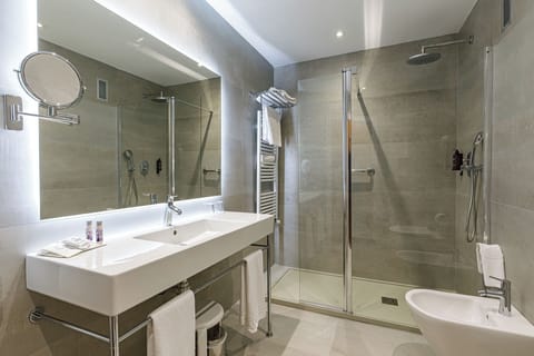 In-room safe, desk, laptop workspace, free WiFi