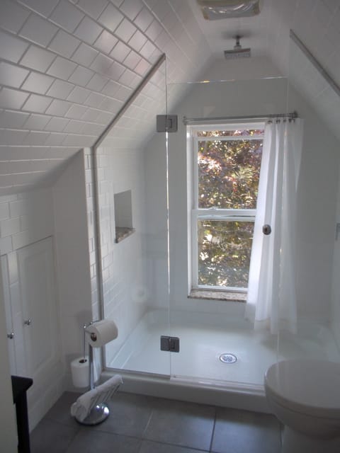 Suite, 2 Queen Beds, Ensuite (Loft) | Bathroom | Free toiletries, bathrobes, towels