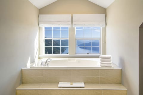 Superior Suite | Deep soaking bathtub