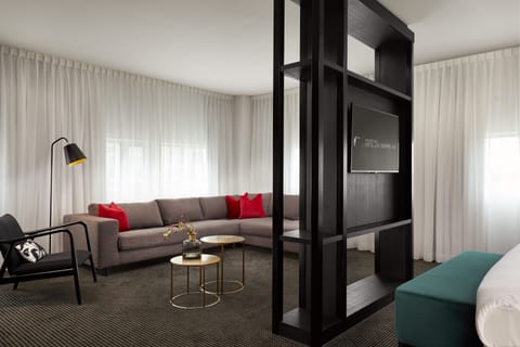 Presidential Suite | Minibar, in-room safe, desk, blackout drapes