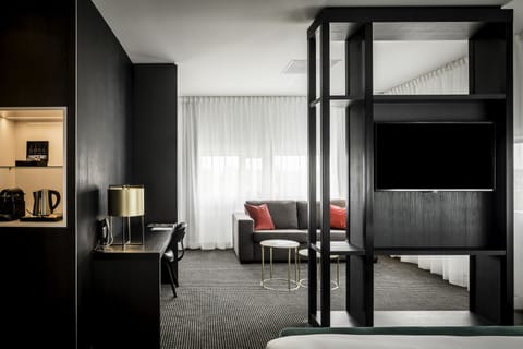 Junior Suite | Minibar, in-room safe, desk, blackout drapes