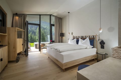 Deluxe Suite, Mountain View | Premium bedding, down comforters, Select Comfort beds, minibar