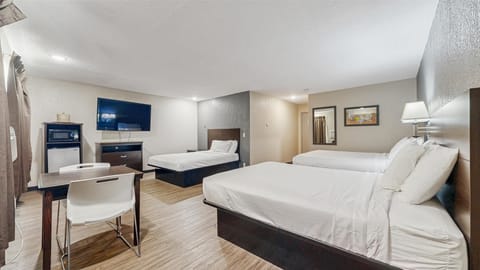 Suite, Non Smoking (3 Queen Beds) | Blackout drapes, WiFi (free), bed sheets