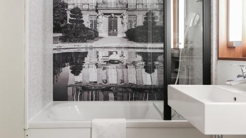 Combined shower/tub, eco-friendly toiletries, hair dryer, towels