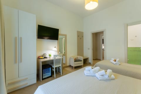 Triple Room | In-room safe, desk, soundproofing, free WiFi