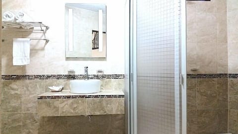 Shower, free toiletries, towels