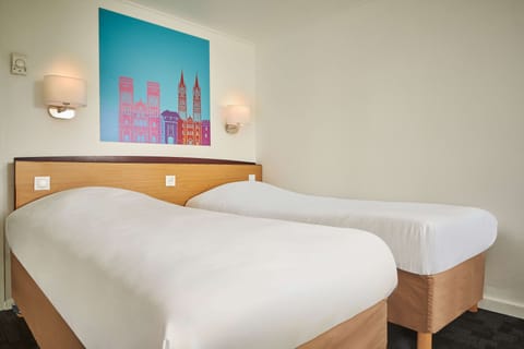 Premium bedding, desk, iron/ironing board, free WiFi