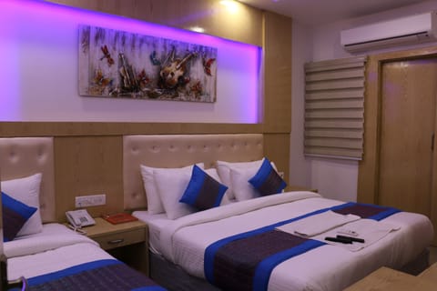 Deluxe Triple Room | Minibar, in-room safe, free WiFi, bed sheets