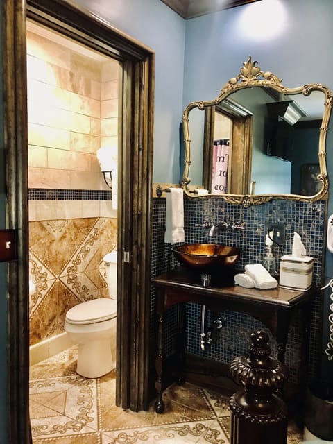 Deluxe Room, 1 Queen Bed, Non Smoking, Refrigerator (Mahler) | Bathroom | Free toiletries, hair dryer, bathrobes, towels