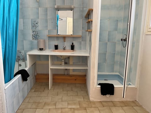 Gîte De La Mésange | Bathroom | Hydromassage showerhead, free toiletries, hair dryer, towels