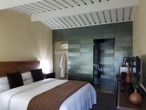 Signature Room, 1 King Bed, Non Smoking | Egyptian cotton sheets, premium bedding, desk, laptop workspace