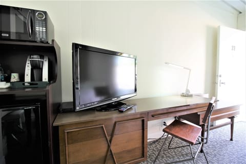 Premium Room, 1 King Bed, Non Smoking | Egyptian cotton sheets, premium bedding, desk, laptop workspace