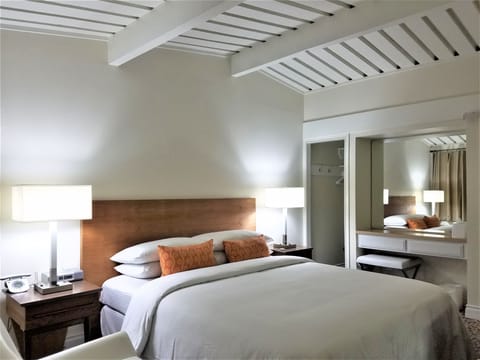 Premium Room, 1 King Bed, Non Smoking | Egyptian cotton sheets, premium bedding, desk, laptop workspace