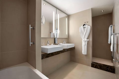 Junior Suite | Bathroom | Eco-friendly toiletries, hair dryer, bathrobes, slippers