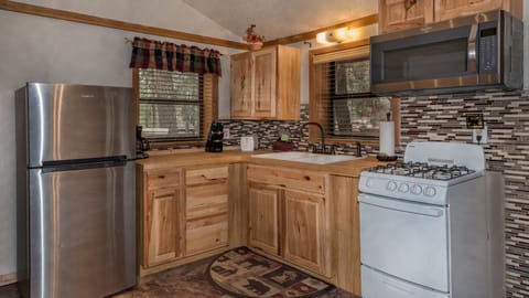 Mamma Bear Cabin | Private kitchen | Fridge, microwave, stovetop, coffee/tea maker