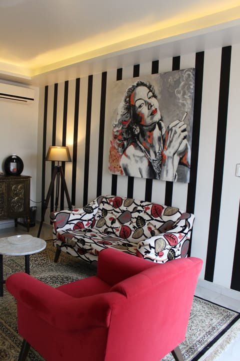 Master Suite King Room | Premium bedding, down comforters, in-room safe, individually decorated