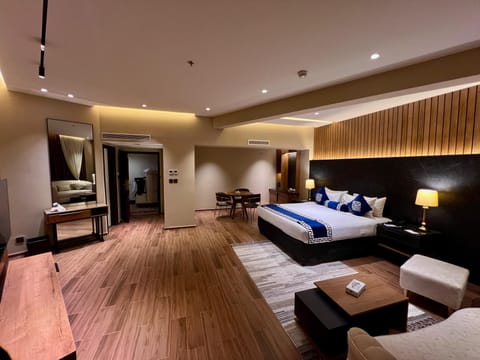 Executive Suite | Down comforters, in-room safe, desk, laptop workspace