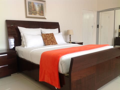 Deluxe Room, 1 Bedroom | In-room safe, desk, laptop workspace, rollaway beds