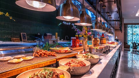 2 restaurants; breakfast, lunch, and dinner served
