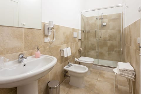 Double Room | Bathroom | Rainfall showerhead, free toiletries, hair dryer, bidet