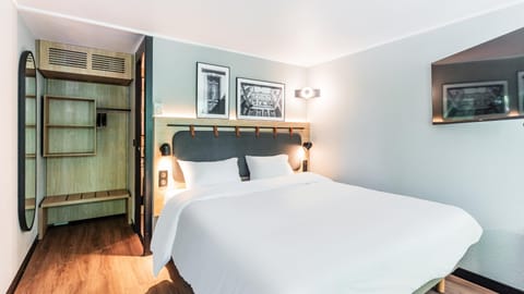 Standard Room, 1 Queen Bed | Premium bedding, desk, blackout drapes, iron/ironing board