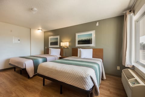 Desk, blackout drapes, free WiFi, bed sheets