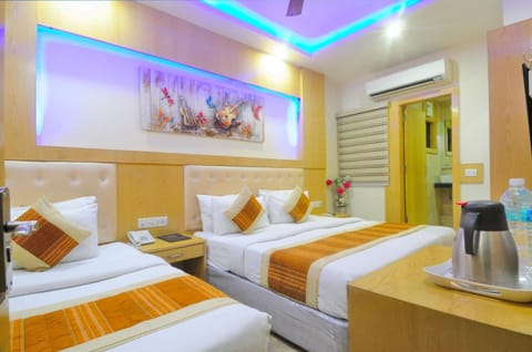 Deluxe Triple Room | Minibar, desk, WiFi (free), bed sheets