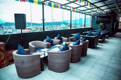 2 bars/lounges
