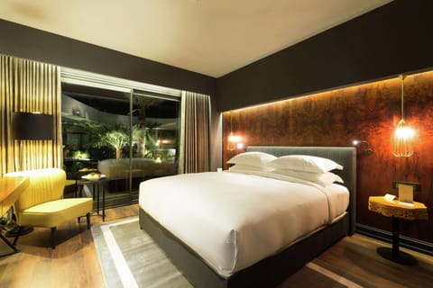 Superior Room, 1 King Bed | Minibar, in-room safe, desk, laptop workspace