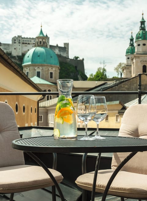 Suite (Kaiser) | Hypo-allergenic bedding, minibar, in-room safe, desk