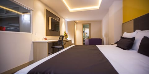 Junior Suite | Premium bedding, in-room safe, free WiFi, bed sheets