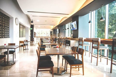 Free continental breakfast on weekdays