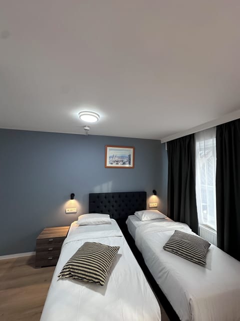 Triple Room | In-room safe, desk, soundproofing, free WiFi