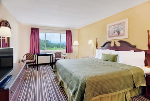 Standard Room, 1 King Bed | In-room safe, desk, blackout drapes, iron/ironing board